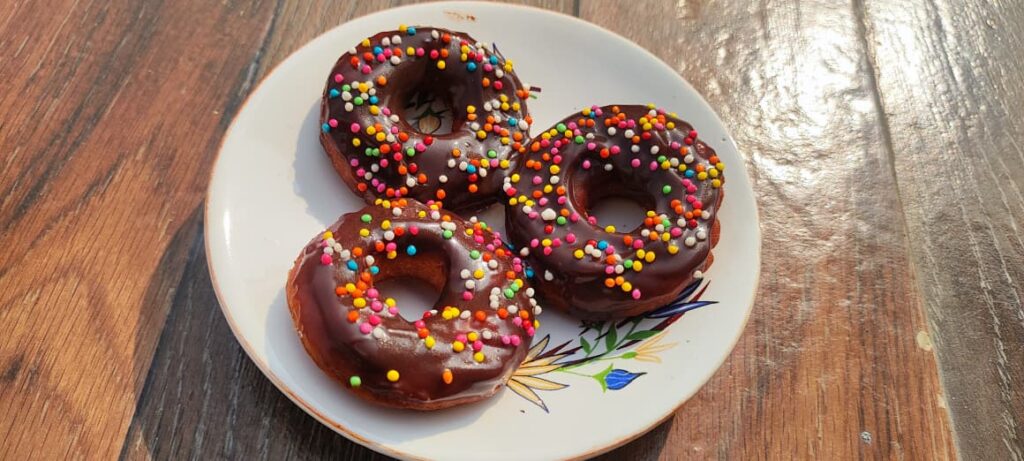 🍩 స్వీట్ పొటాటో మల్టీగ్రేన్ డోనట్స్ (చాక్లెట్ గ్లేజ్‌)