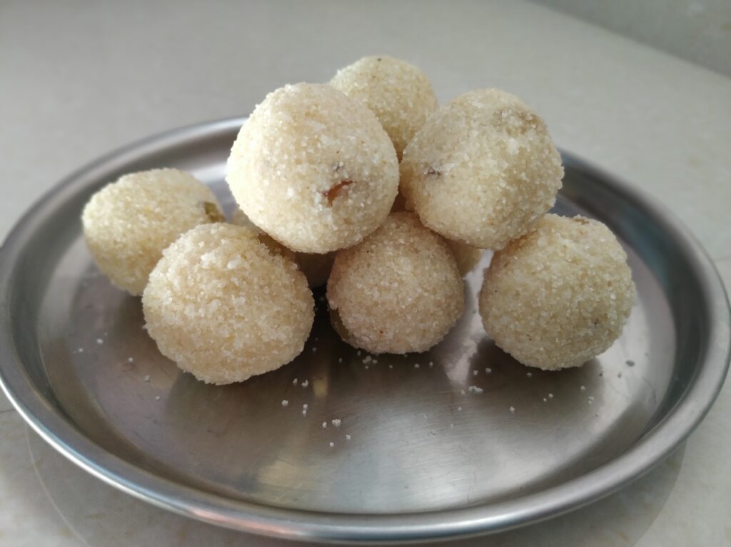 పండుగలకు పర్ఫెక్ట్ స్వీట్ – ఇంట్లోనే సులభంగా చేసే రవ్వలడ్డు